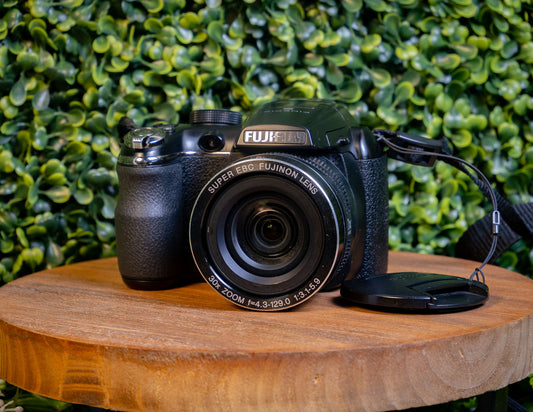 Fujifilm FinePix S4500 - 14 Mega Pixel, 30x Super Wide Compact Camera - Black (Pre-Owned)