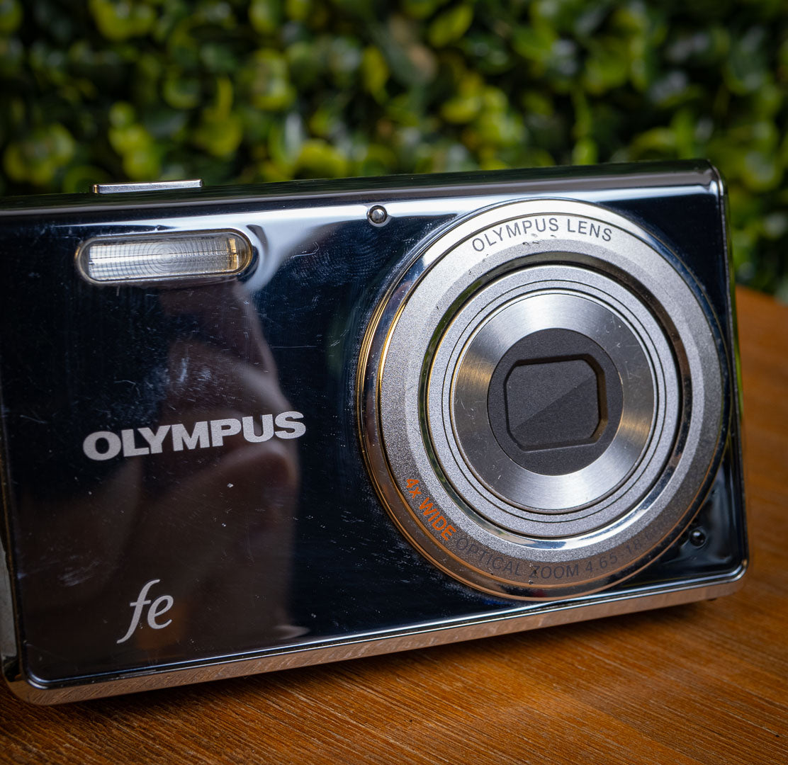 Olympus FE-4000 - 12 Mega Pixel, 4X Wide Compact Camera - Chrome (Pre-Owned)