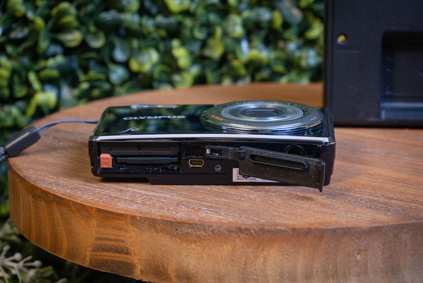 Olympus FE-4000 - 12 Mega Pixel, 4X Wide Compact Camera - Chrome (Pre-Owned)