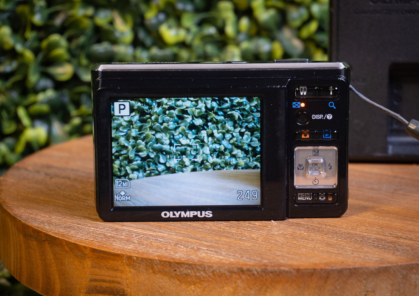 Olympus FE-4000 - 12 Mega Pixel, 4X Wide Compact Camera - Chrome (Pre-Owned)